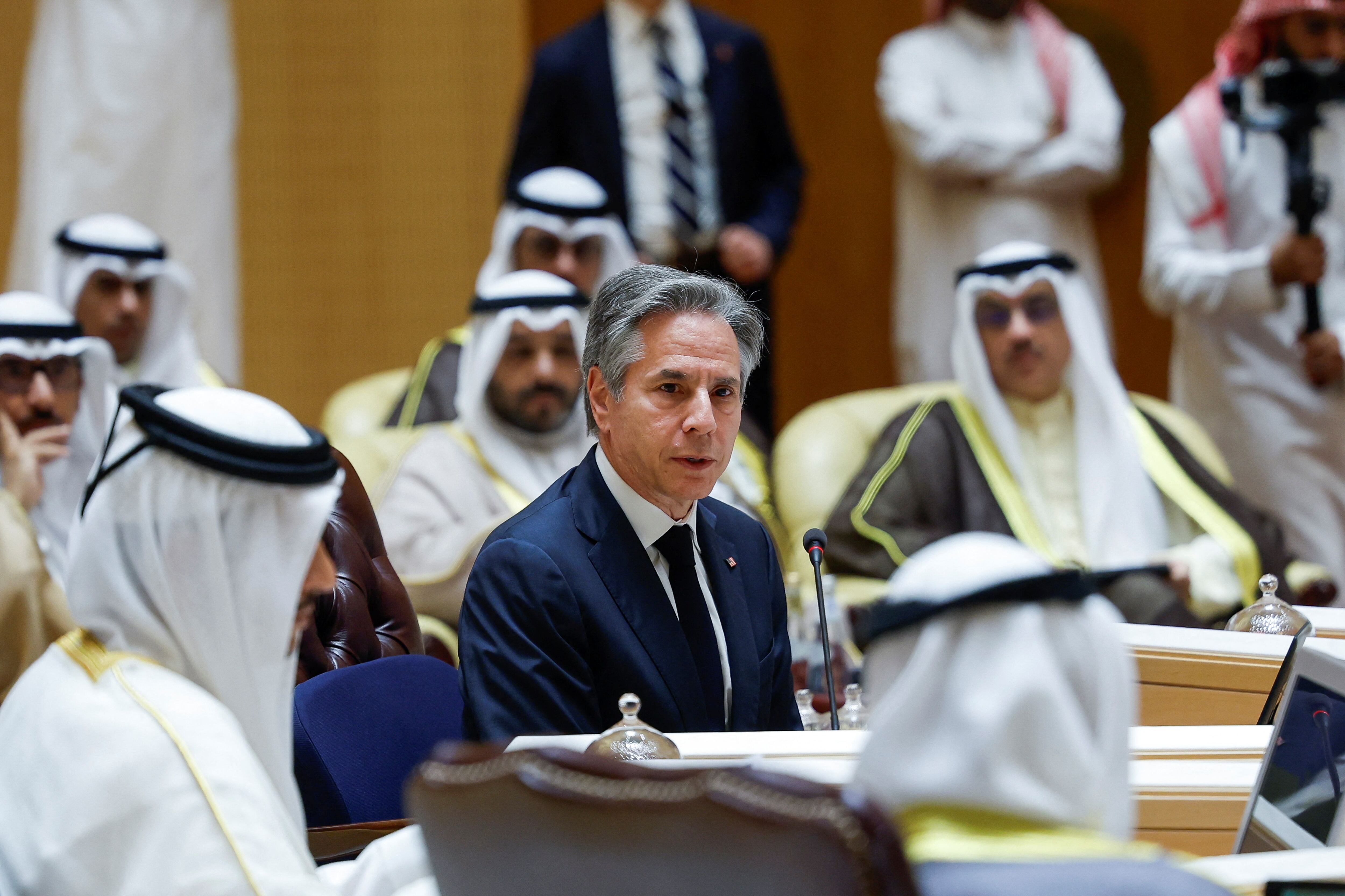 Antony Blinken ante los ministros del Consejo de Cooperación del Golfo (CCG) en Riad (REUTERS/Evelyn Hockstein)