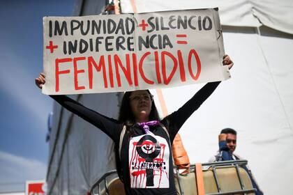 Foto del domingo de una mujer en una marcha por las víctimas de violencia de género en Ecatepec, en las afueras de Ciudad de México. 
Mar 8, 2020. REUTERS/Luisa Gonzalez