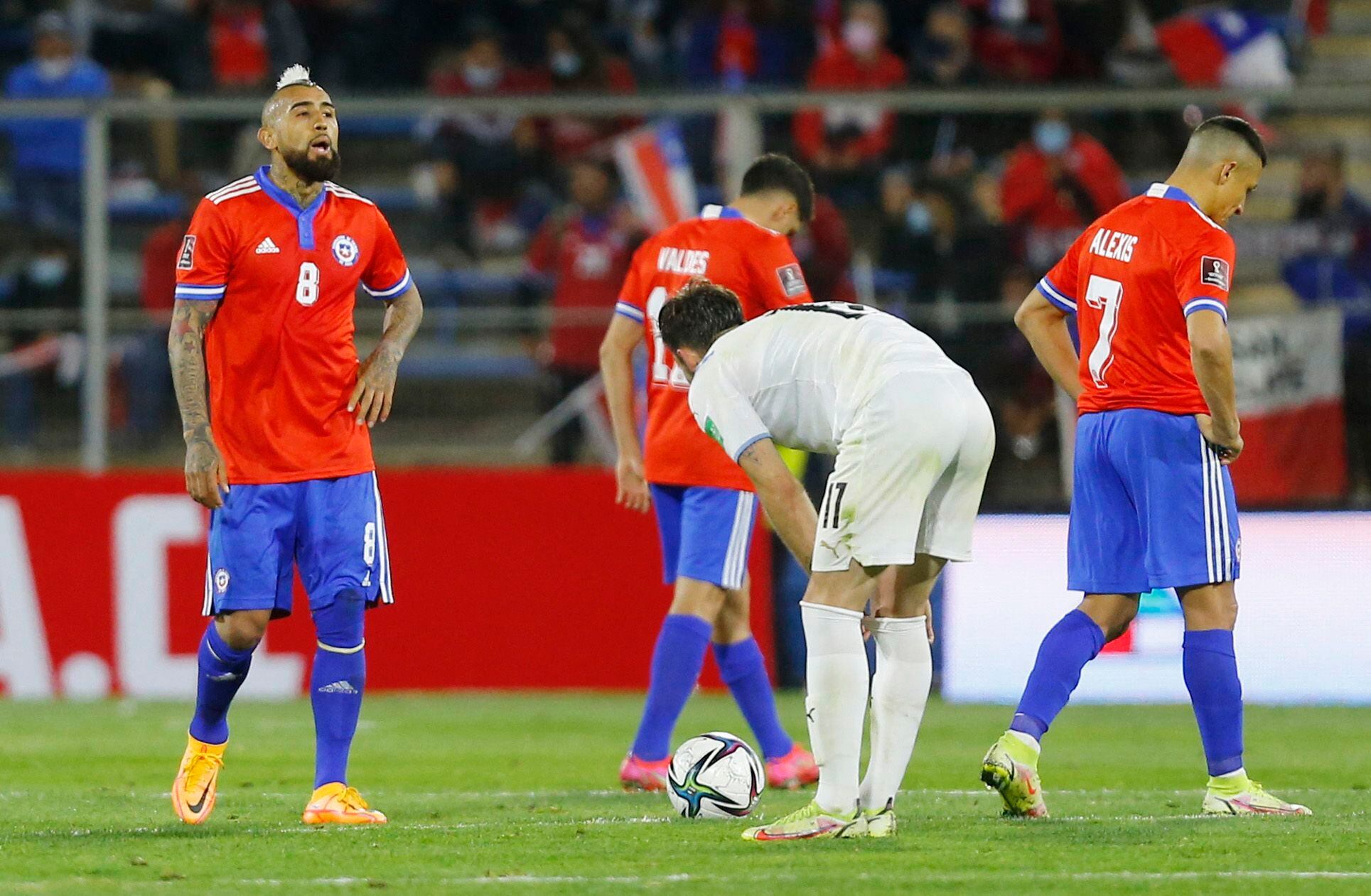 Arturo Vidal y Alexis Sánchez se lamentan por la derrota ante Uruguay que los dejó sin Mundial (REUTERS/Marcelo Hernandez)