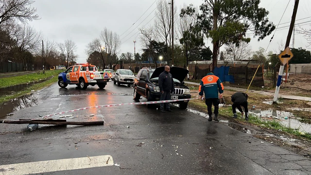 Por las fuertes lluvias, hay calles anegadas y familias evacuadas en La Plata