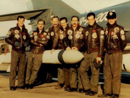 La Segunda Escuadrilla Aeronaval de Caza y Ataque de la Armada en la Base de Río Grande en 1982 junto a uno de los cinco misiles Exocet. “De haber tenido los otros cinco misiles, otro hubiese sido el daño infligido al enemigo”, dice Barraza.