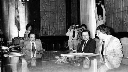 Raúl Alfonsín recibe a Saúl Ubaldini en la Casa de Gobierno el 23/02/84.
(Foto: Roman von Eckstein/Archivo Télam)