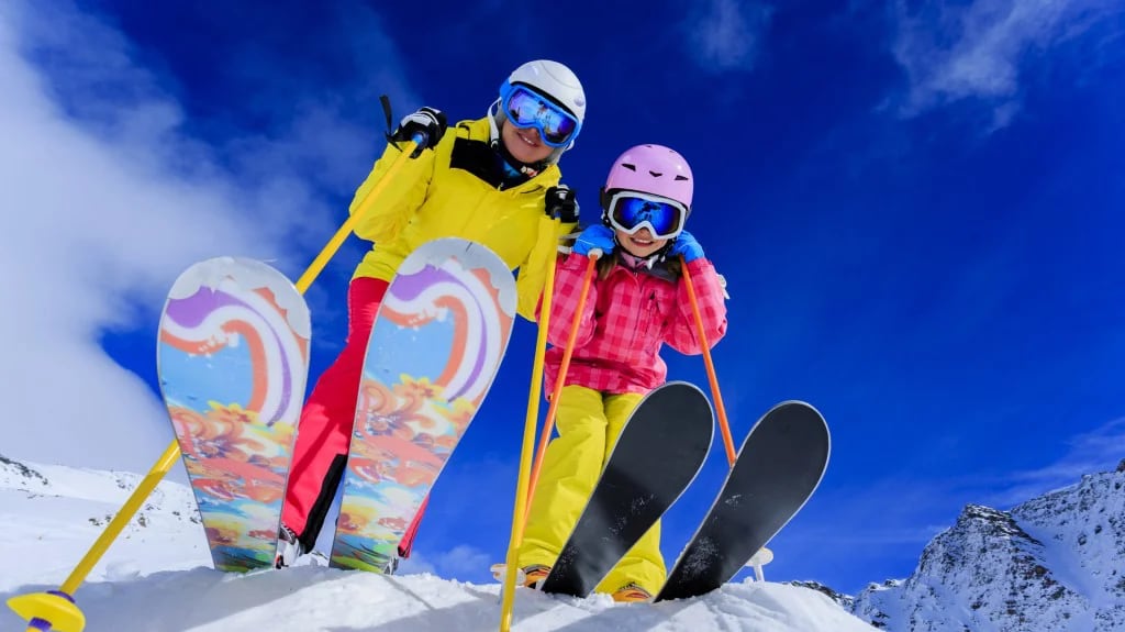 Para disfrutar del esquí en conjunto, la etapa de aprendizaje se tiene que dar por separado (Shutterstock)