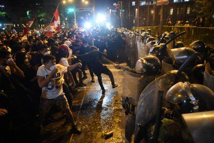 Uno de los enfrentamientos entre manifestantes y policías (AFP)