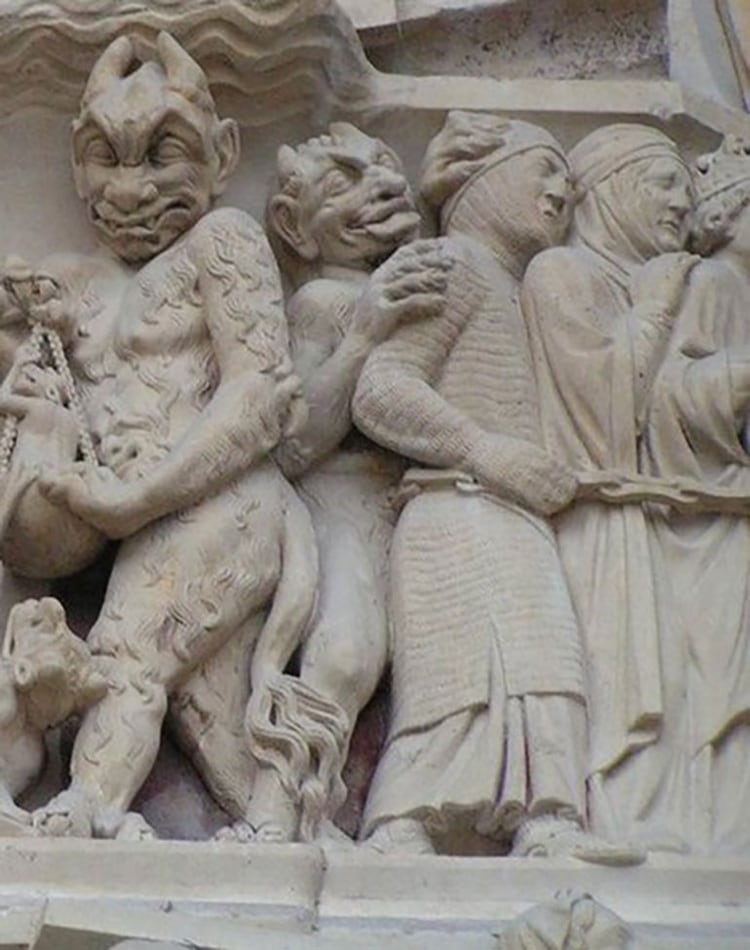 Del lado del demonio, las almas “condenadas” (detalle de la fachada de Notre-Dame)