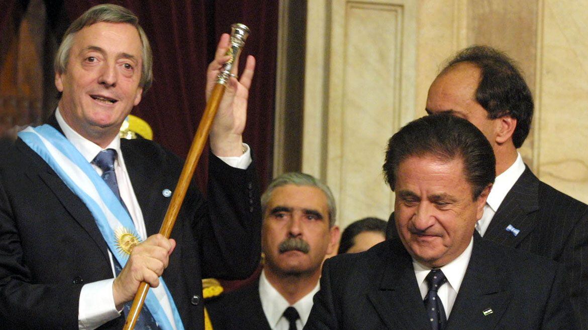  N{estor Kirchner al asumir el 25 de mayo de 2003, junto a su antecesor Eduardo Duhalde