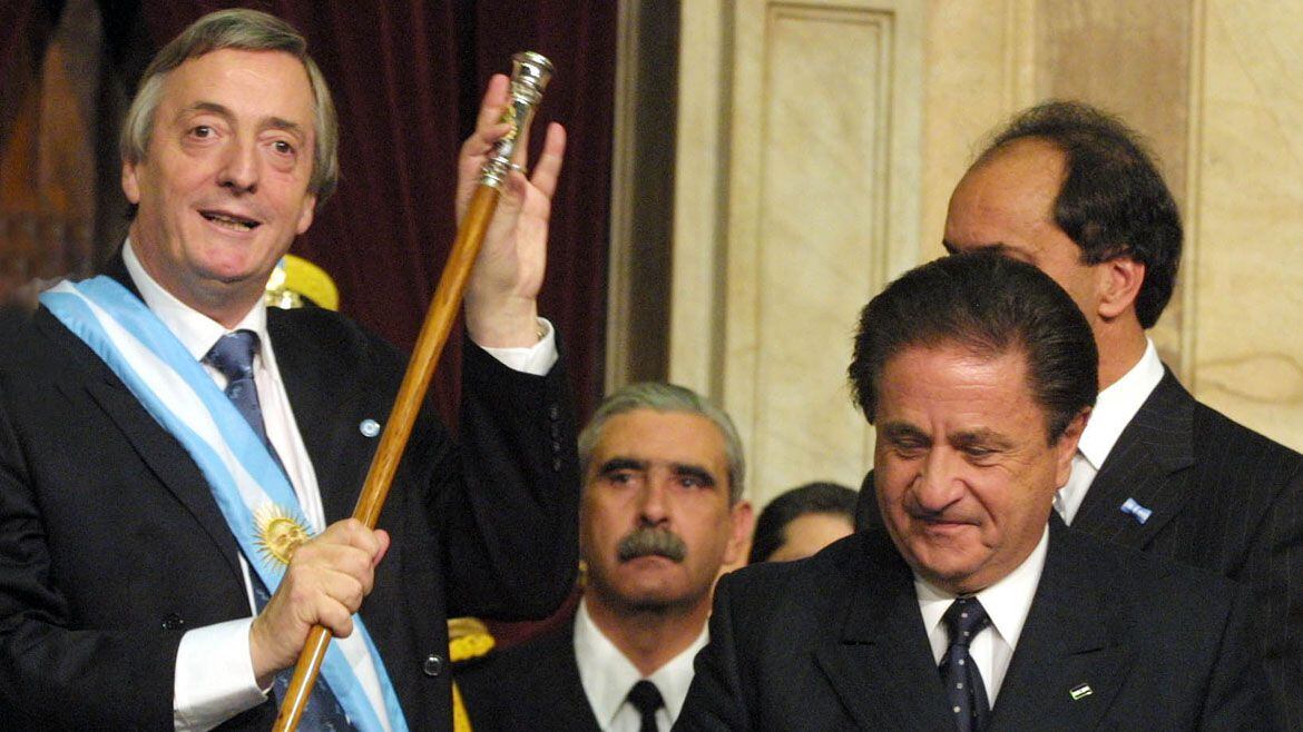 Asunción de Kirchner el 25 de mayo de 2003. A su derecha, Eduardo Duhalde, quien lo antecedió en el cargo entre 2002 y ese año por aplicación de la ley de acefalía. 