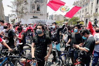 Los manifestantes celebran la renuncia de Merino en las calles de Lima (REUTERS/Sebastian Castaneda)