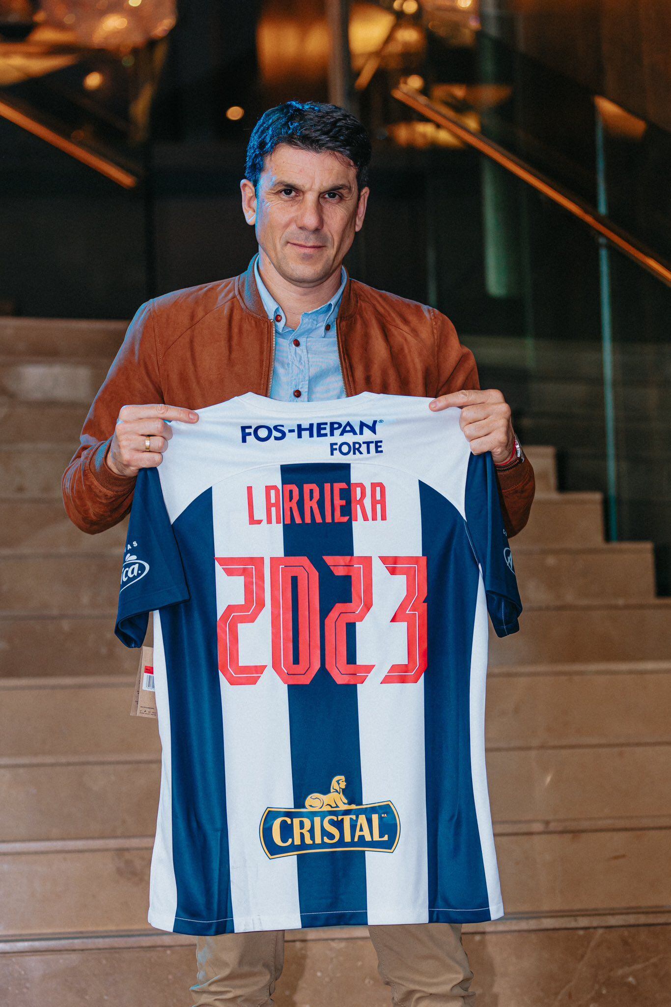 Mauricio Larriera ya posa con la camiseta del bicampeón peruano. (Alianza Lima)