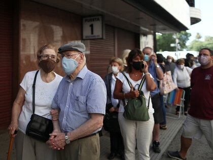 El Ministerio de Salud de la Nación empezó a conversar con las 24 jurisdicciones el armado del plan estratégico de vacunación en forma escalonada (REUTERS)