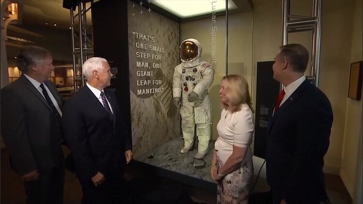 Rick Armstrong, hijo del astronauta, Mike Pence y oficiales de la NASA