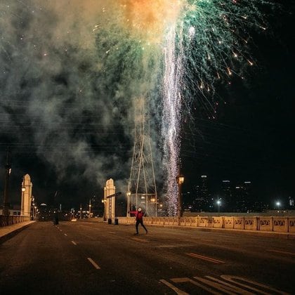 El 6th Street Bridge en Los Ángeles estuvo cerrado para el evento;  Acompañado por el músico Kenny G para su actuación (Foto: American Music Awards)