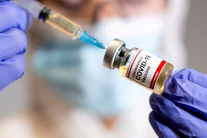 Hasta ahora, al menos tres vacunas fueron menos efectivos para proteger contra el COVID-19 leve en Sudáfrica, donde domina la variante 501Y.V2, que en los países donde esa variante es menos común (REUTERS)
