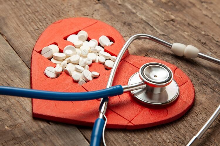 Tomar aspirina diariamente para la prevención de enfermedades del corazón. De estos, unos 6,6 millones de personas lo hicieron sin la recomendación de un médico (shutterstock)