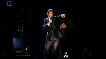 Luis Miguel en el escenario de GEBA: una noche accidentada