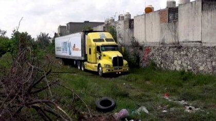 El tráiler con los cuerpos fue estacionado detrás de un conjunto habitacional en Tlajomulco, Jalisco.