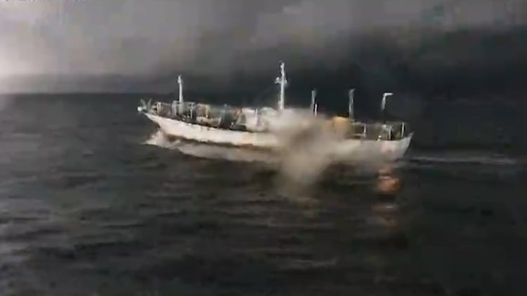 Otro episodio de un buque chino detectado en plena infracción, en 2019, que se fugó al cabo de tres horas de persecució. 