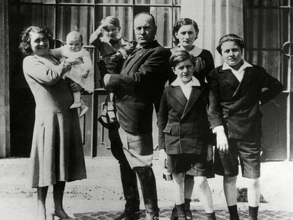 Benito Mussolini junto a su esposa Rachele y sus cinco hijos cerca de 1930 (Everett/Shutterstock)
