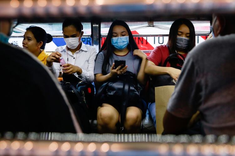 Pasajeros usan máscaras faciales protectoras dentro de un taxi colectivo en medio de nuevos casos de coronavirus en Manila, Filipinas (Reuters) 