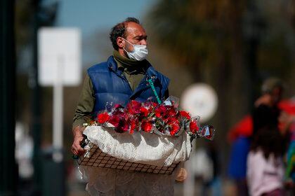 Los muertos por COVID-19 en la Argentina suman 15.208 de acuerdo al último parte emitido por el Ministerio de Salud de la Nación (EFE/Juan Ignacio Roncoroni)
