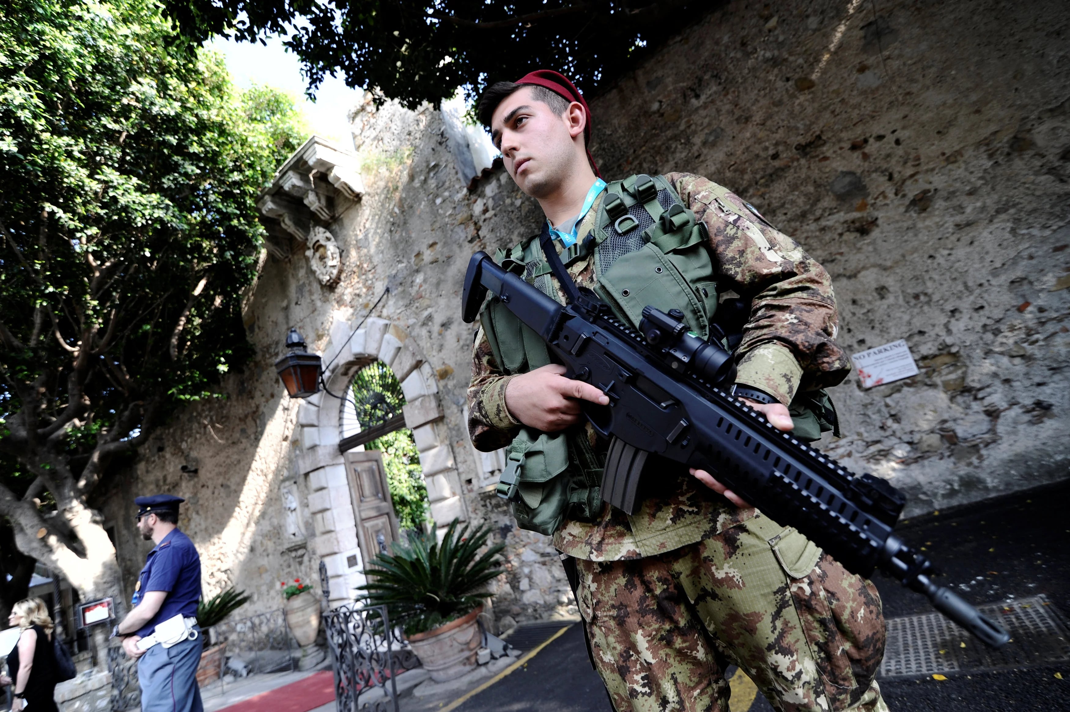 Un soldado del ejército italiano en la entrada del hotel San Domenico Hotel, donde los mandatarios se hospedarán (Reuters)