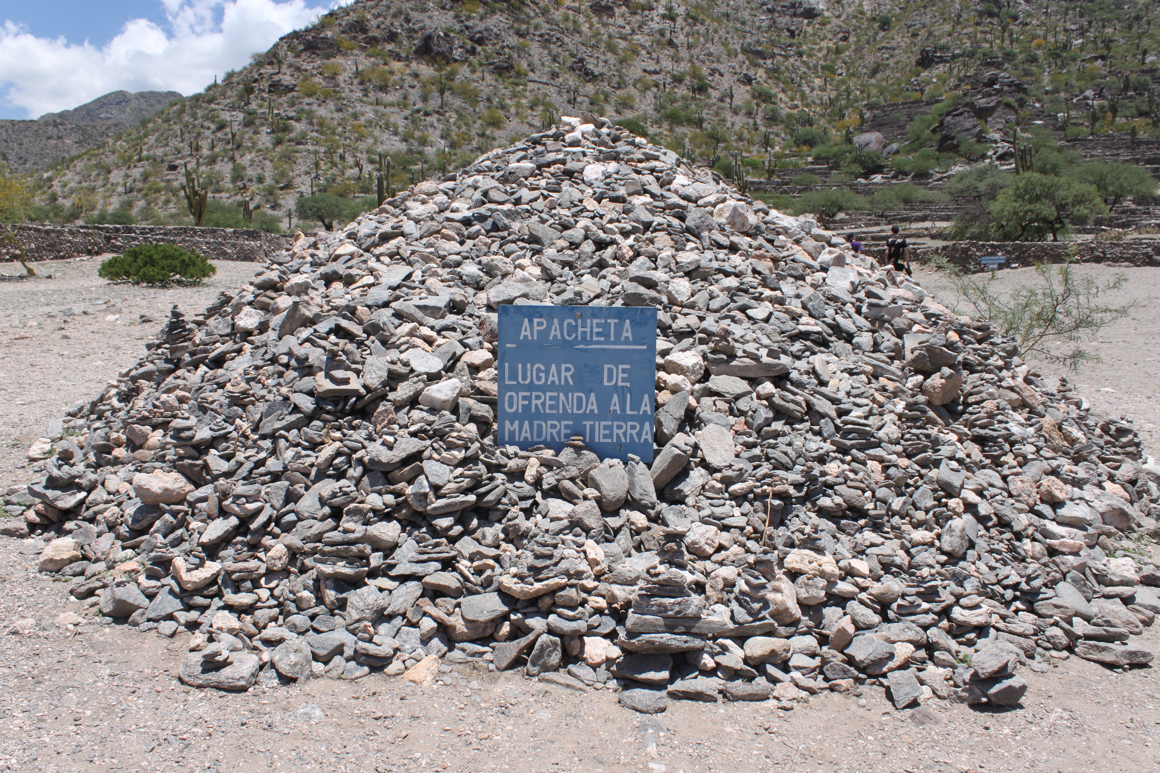 Apacheta existente en las ruinas de los Quilmes. Los viajeros solían dejar piedras en honor a la Pachamama