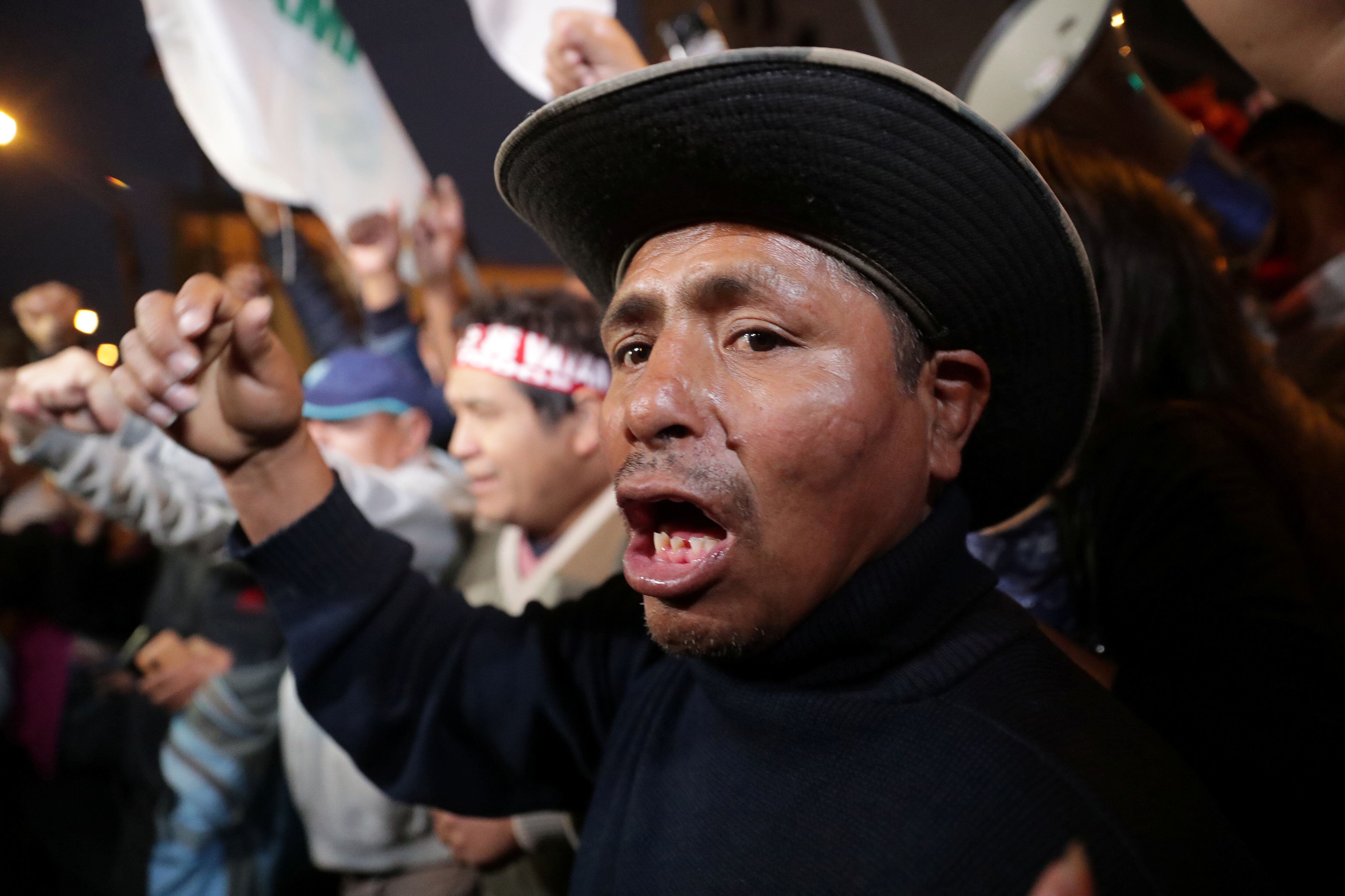 Partidarios del presidente Martín Vizcarra celebran el cierre del Congreso fuera de la sede parlamentaria en Lima. 30 de septiembre 2019.  REUTERS/Guadalupe Pardo