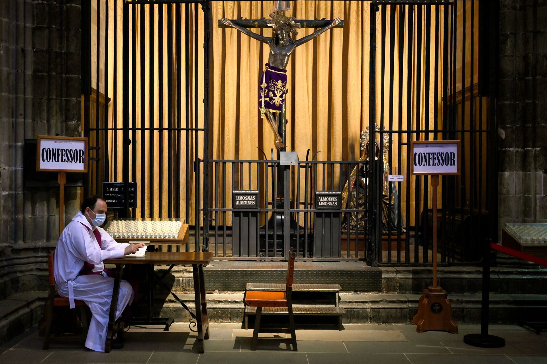 Un confesor espera a los fieles en la Catedral de Barcelona, en España. 