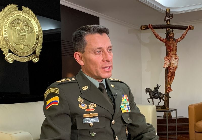 El exdirector de la Policía Nacional de Colombia, general Henry Armando Sanabria, tuvo que salir de su cargo por comentarios polémicos - crédito Reuters.
