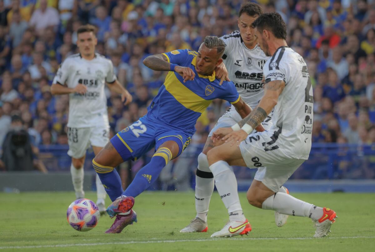 El colombiano Sebastián Villa fue silbado por su hinchada en el último partido de Boca Juniors ante Instituto por la 8va jornada de la liga argentina. @BocaJrsOficial/Twitter.