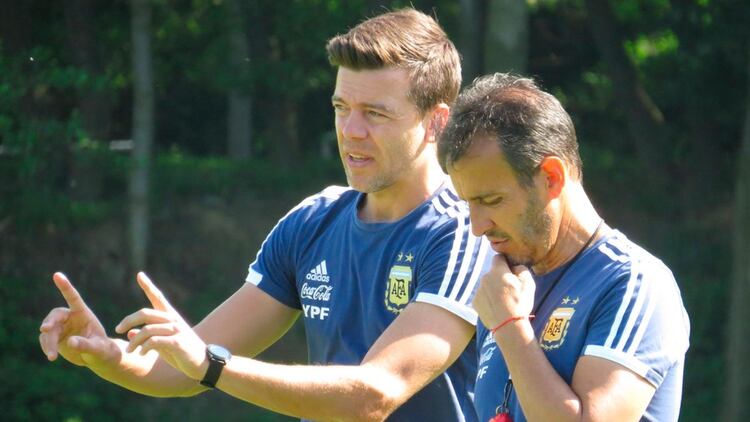 Fernando Batista y su cuerpo técnico, en plena planificación. El hermano del “Checho” tiene una vasta experiencia como formador, con pasado en las Inferiores de Argentinos Juniors y San Lorenzo