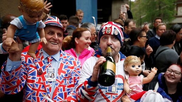 A las afueras del Hospital St. Mary en Paddington, Londres así festejaban el anuncio del nacimiento (Reuters)