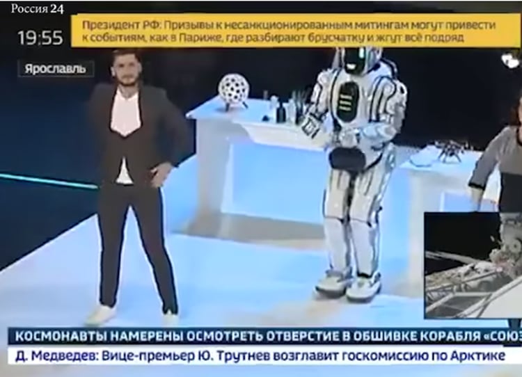 En un reportaje durante la feria tecnológica Proyektoria, la televisión estatal rusa presentó a Boris como un robot real (Foto: @Russia24)