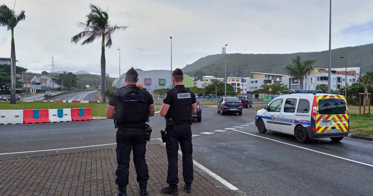 Violence continues in New Caledonia: three cops had been injured in a taking pictures