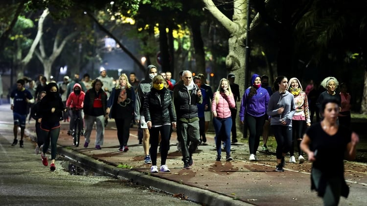 Runners, el lunes por la noche, en Palermo (Reuters)