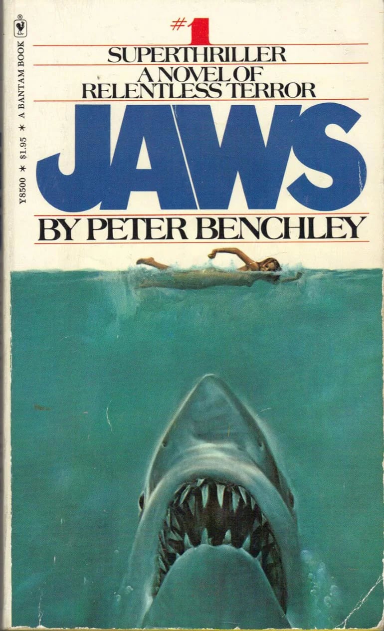 La novela de Peter Benchley, publicada en 1974. Un año después, Steven Spielberg la llevaría al cine