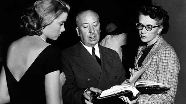Grace KellyÂ junto al director Alfred Hitchcock en âLa ventana indiscretaâÂ (Hollywood Archive/The Grosby Group)
