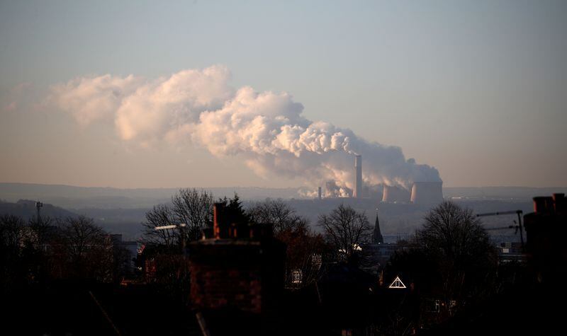 FOTO DE ARCHIVO: Una columna de vapor y humo se eleva desde la central de carbón de Ratcliffe-on-Soar, Reino Unido, el 1 de diciembre de 2017. REUTERS/Hannah McKay