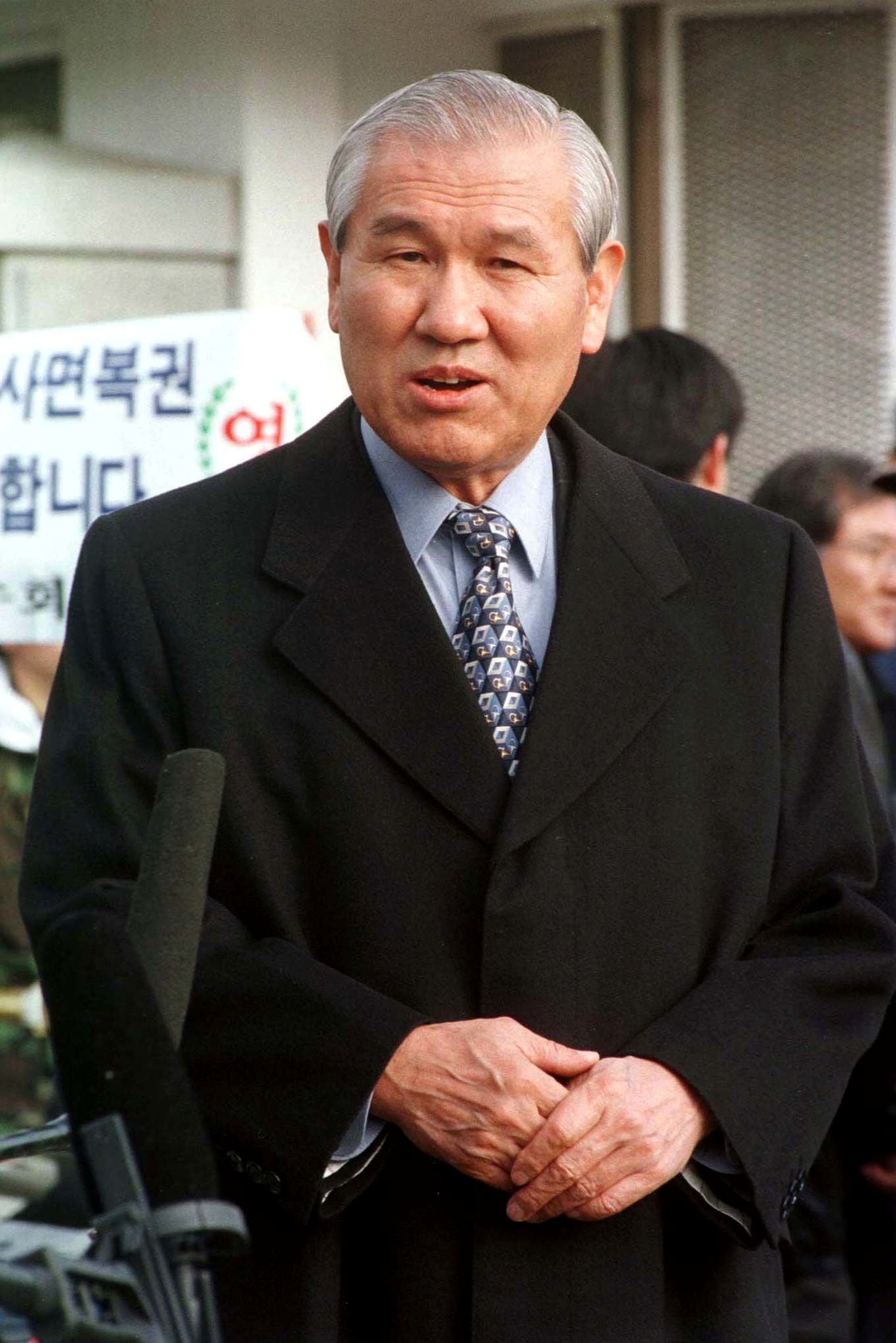 FOTO DE ARCHIVO: El ex presidente de Corea del Sur, Roh Tae-woo, habla con la prensa en la puerta de la Casa de Detención de Seúl en Seúl el 22 de diciembre de 1997, poco después de haber sido liberado de cumplir una sentencia de prisión. REUTERS / Stringer / Foto de archivo