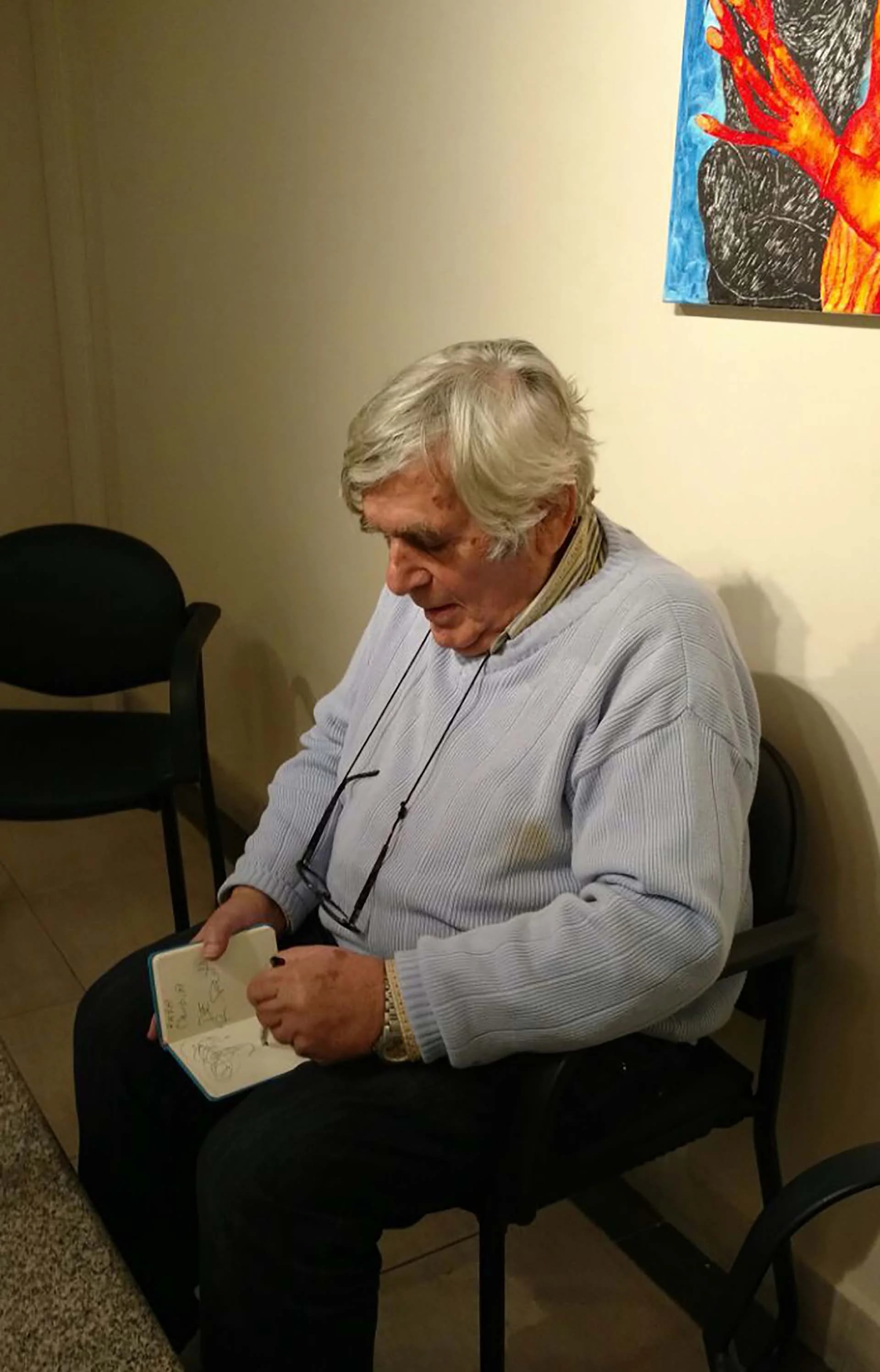 El artista Pedro Roth autografiando las libretas