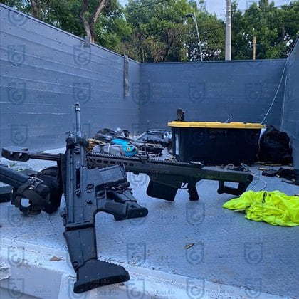 Algunas de las armas ocupadas en el atentado contra Omar García Harfuch (Foto: Fiscalia General de Justicia de la Ciudad de México)