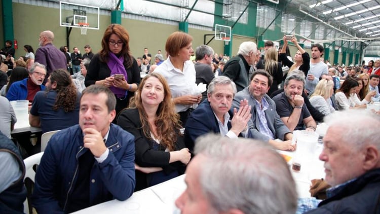 Mariano Recalde, María Rosa Muiños, Alberto Fernández, Juan Manuel Olmos y Víctor Santa María. En frente Ginés González García y Felipe Solá. Más lejos: Victoria Donda y Daniel Arroyo