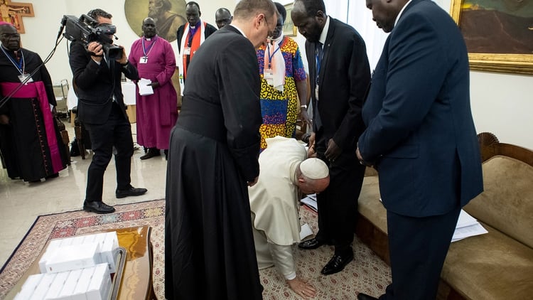 Francisco se mostró conmovido, y debió ser ayudado tanto para arrodillarse como para incorporarse. Los micrófonos captaron su respiración agitada (Foto: Vatican Media/­Handout vía Reuters)