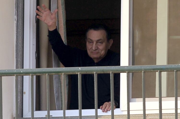 Mubarak saluda a sus simpatizantes desde el hospital militar en Maadi, en 2015(REUTERS/Mohamed Abd El Ghany)