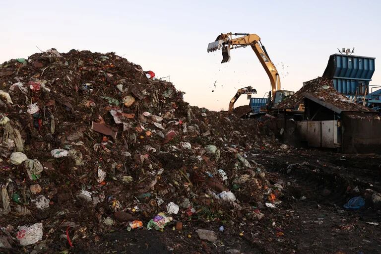 Grandes montones de restos de comida y desechos de abono en California, EEUU  