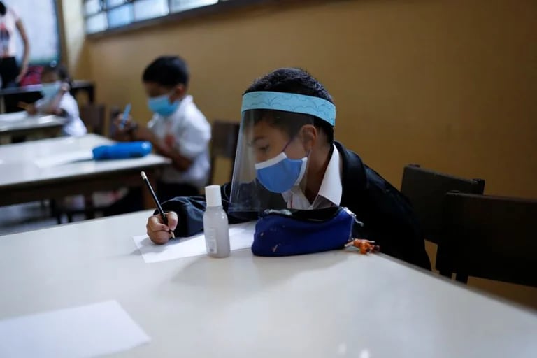 Foto de la vuelta de los niños a las clases presenciales en las escuelas de Caracas tras la pandemia 