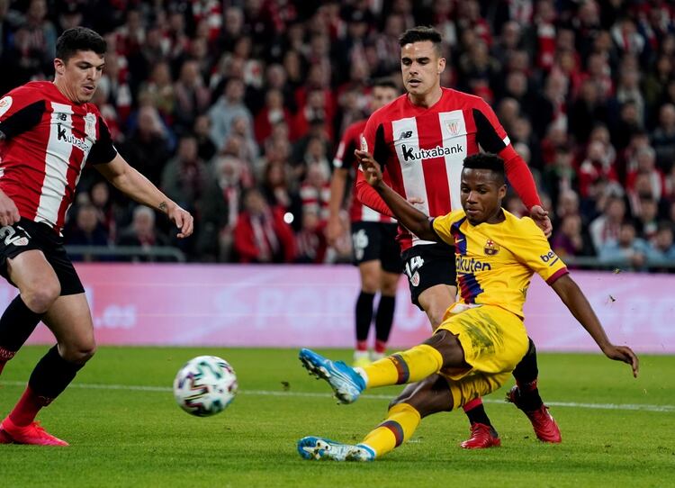 Ansu Fati tuvo la mejor chance para el Barcelona en el primer tiempo (REUTERS/Vincent West)