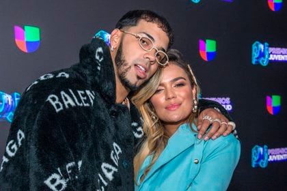 En la imagen, el cantante puertorrique&#241;o Anuel AA (i), junto a su pareja, la cantante colombiana Karol G. EFE/Giorgio Viera/Archivo 