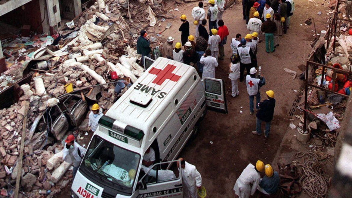 18 de julio de 1994. Personal del SAME frente a la sede de la AMIA destrozada, segundos después de la explosión que mató a 85 personas (archivo DYN)
