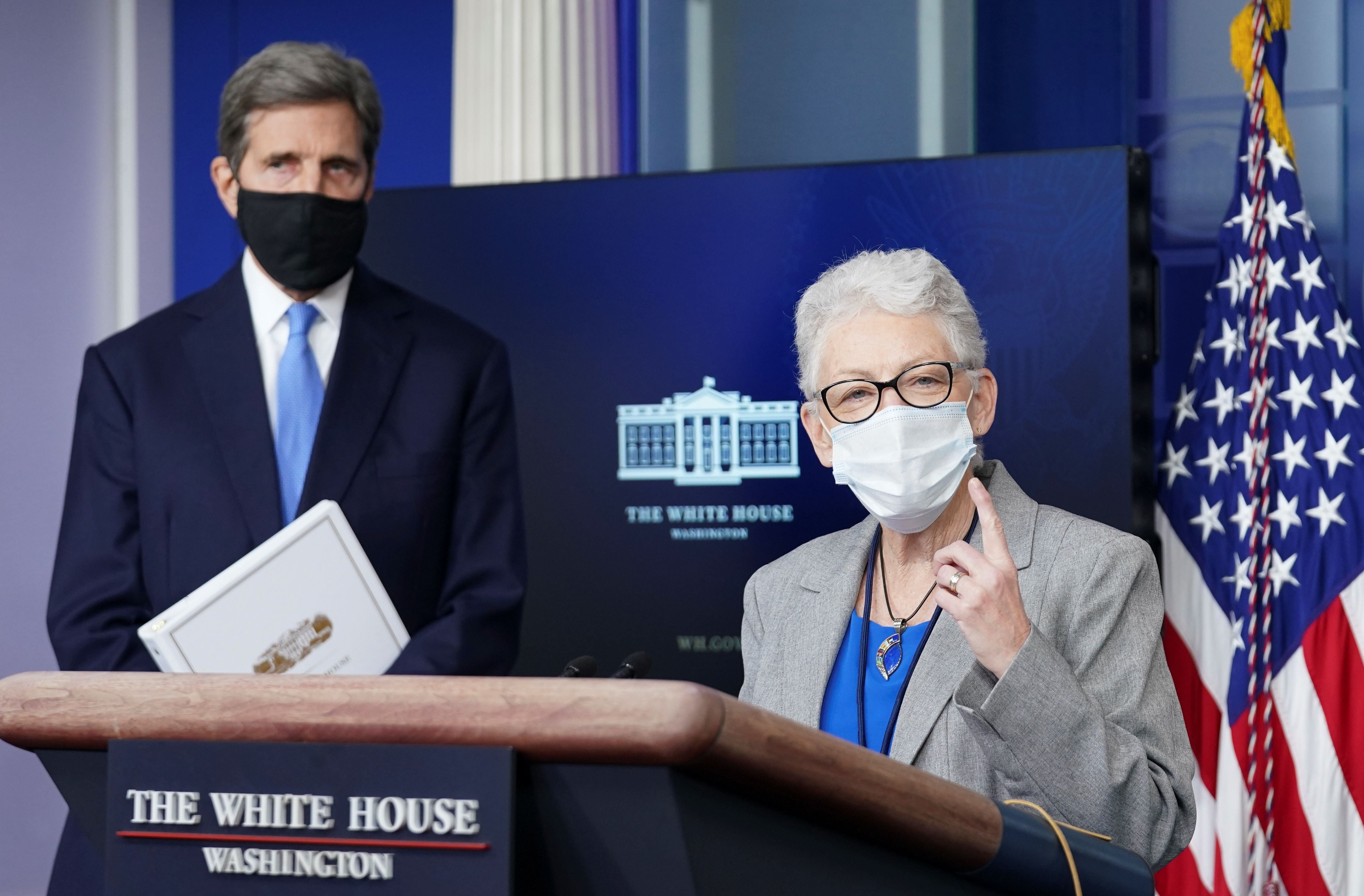 Gina McCarthy y John Kerry, los principales responsables de la lucha contra el cambio climático del gobierno de Joe Biden (REUTERS/Kevin Lamarque)